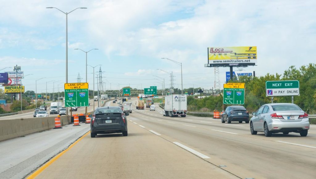 Car traffic on Illinois toll road