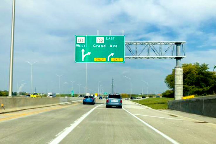 Illinois Tollway road image showing Exit 132 East Grand Ave sign
